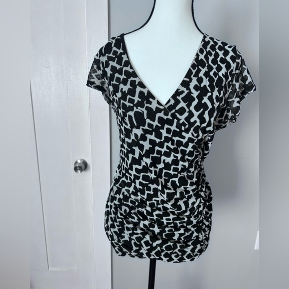 New York & Company geo print short-sleeve top V-neck and ruched side detailing.
